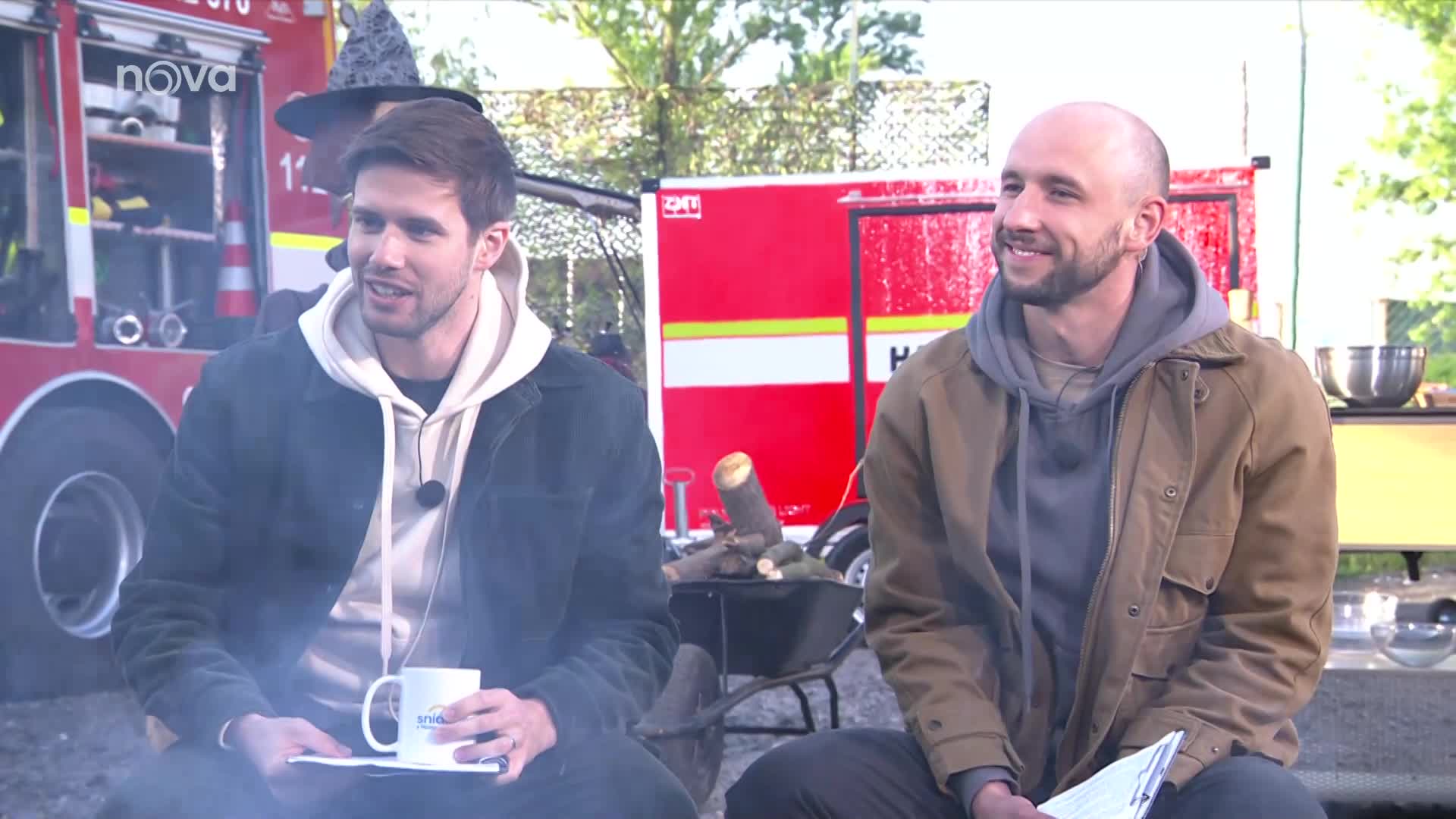 Tomáš Klus u táboráku: Při rozhovoru bojoval s kouřem