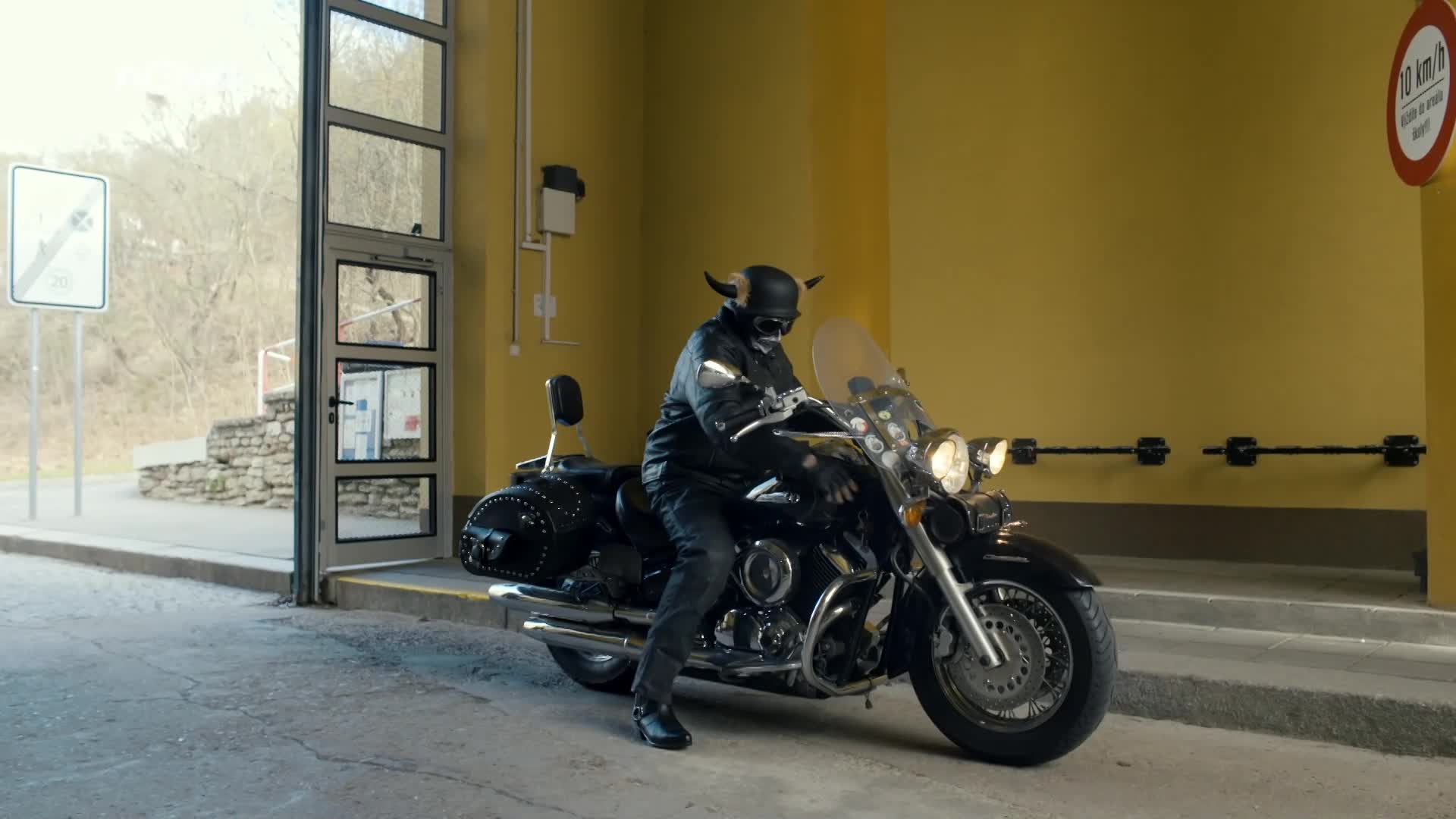 Nová image Standy z Jedné rodiny: Drsný motorkář, co si nebere servítky