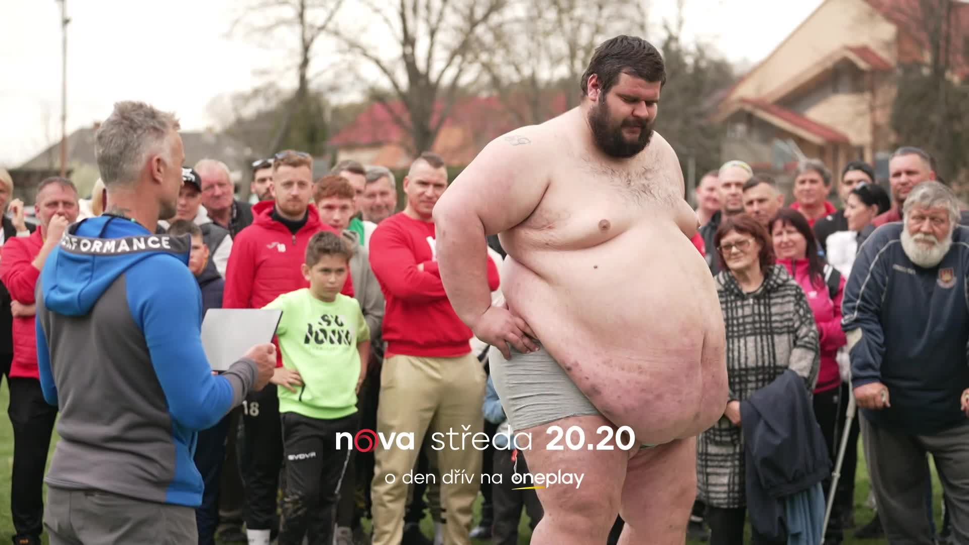 Dalším účastníkem Extrémních proměn je Tomáš. Stojí za ním celá komunita