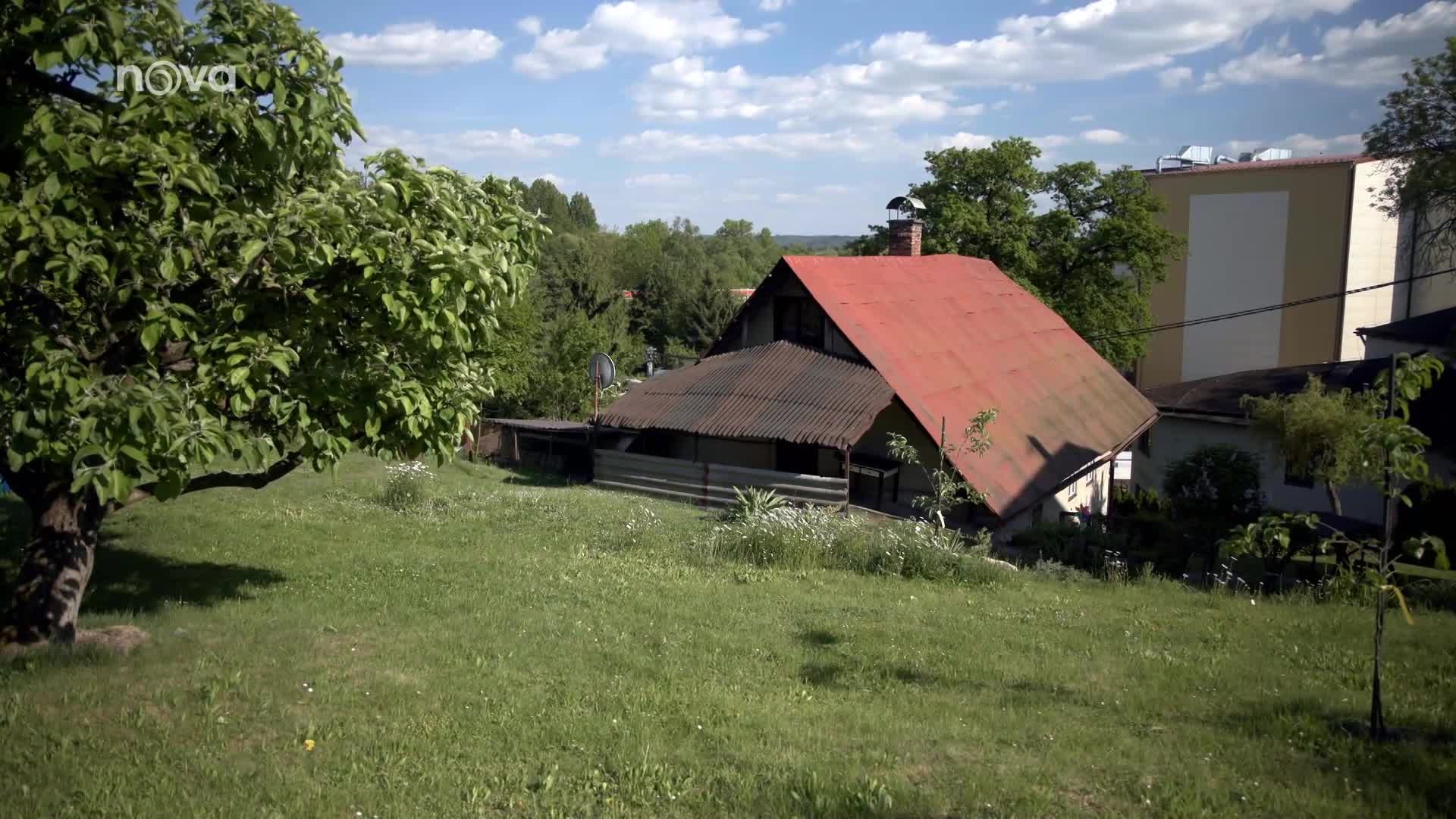 Tohle jste o Kalkulátorovi netušili. Na chalupě má utajený sklípek