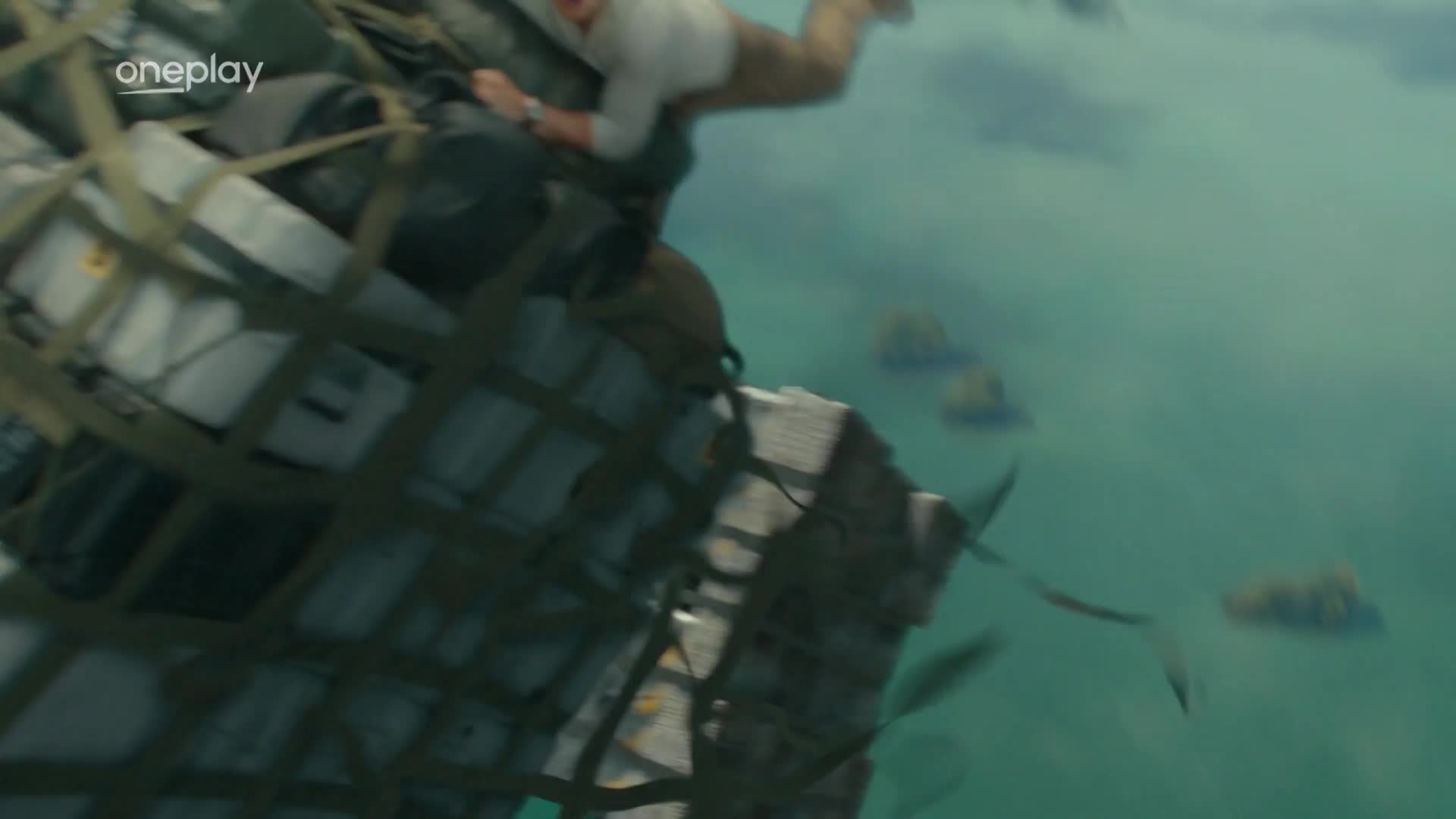 Tom Holland v Uncharted točil sám i akční scény. Na place se zranil