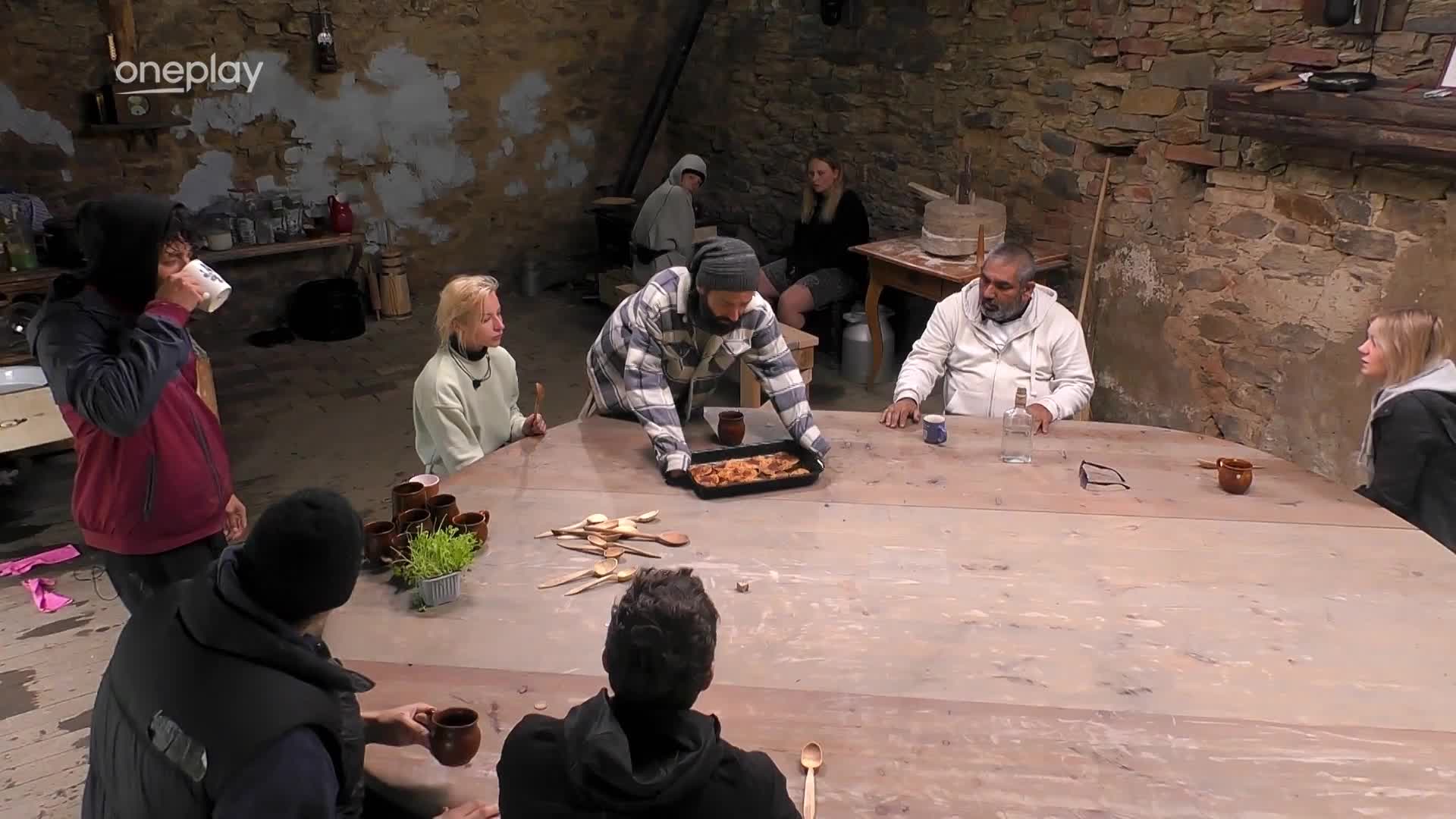 Co by na to řekl Spicy Pája? Michal na Farmě krade jídlo