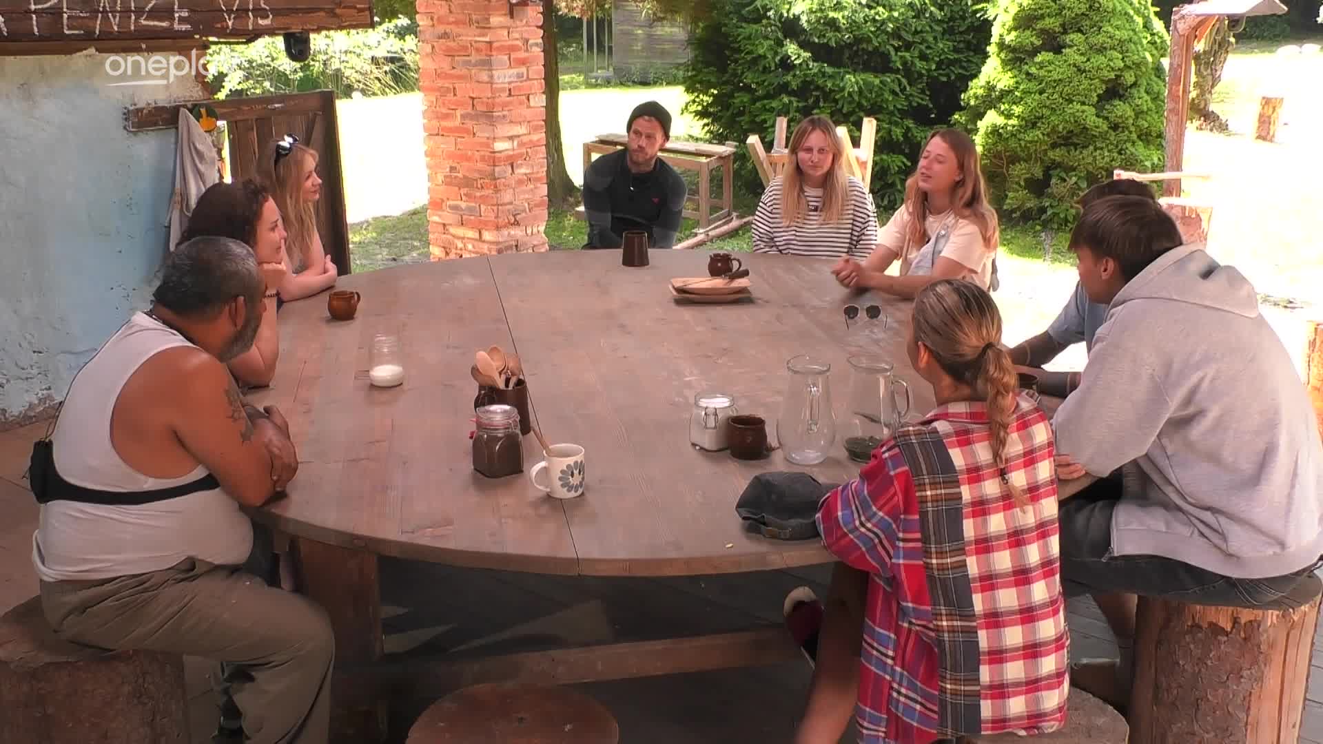 Drsná hodinka pravdy na Farmě: Vojta zabodl dýku do stolu