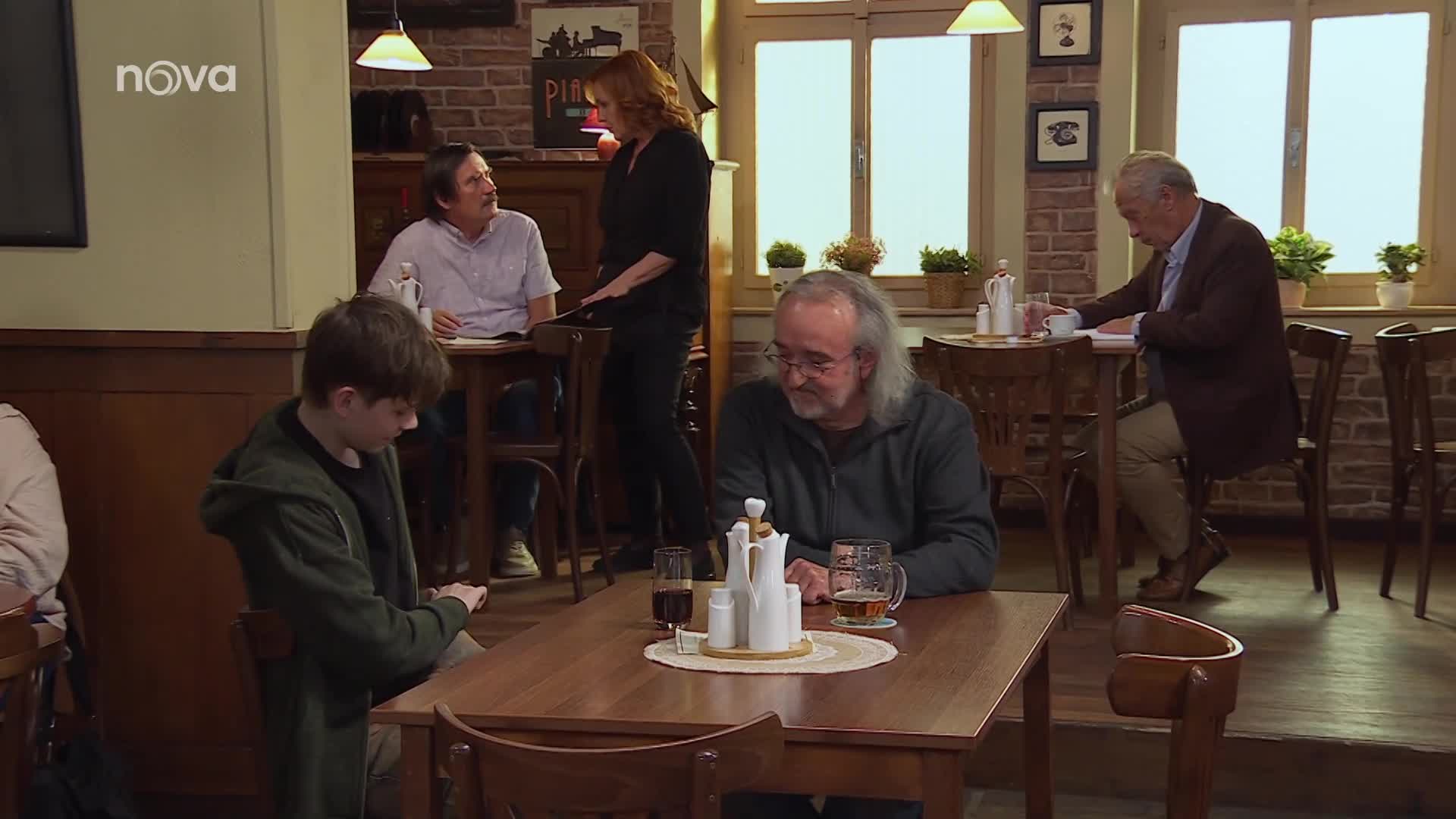 Pokladník rozjíždí v Ulici záludný plán. Má spadeno na Martinu