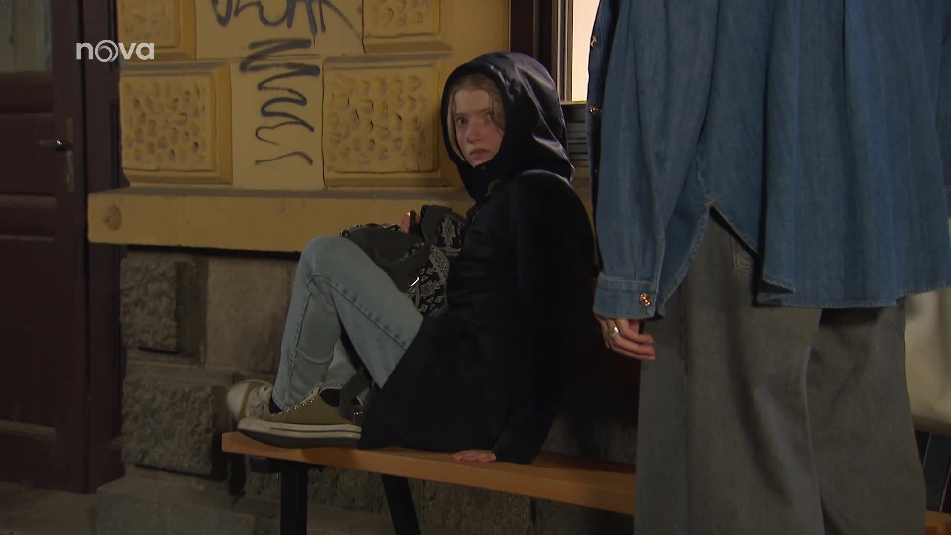 Pátrání po Agátě v Ulici je u konce. Karla ji najde vyčerpanou na nádraží