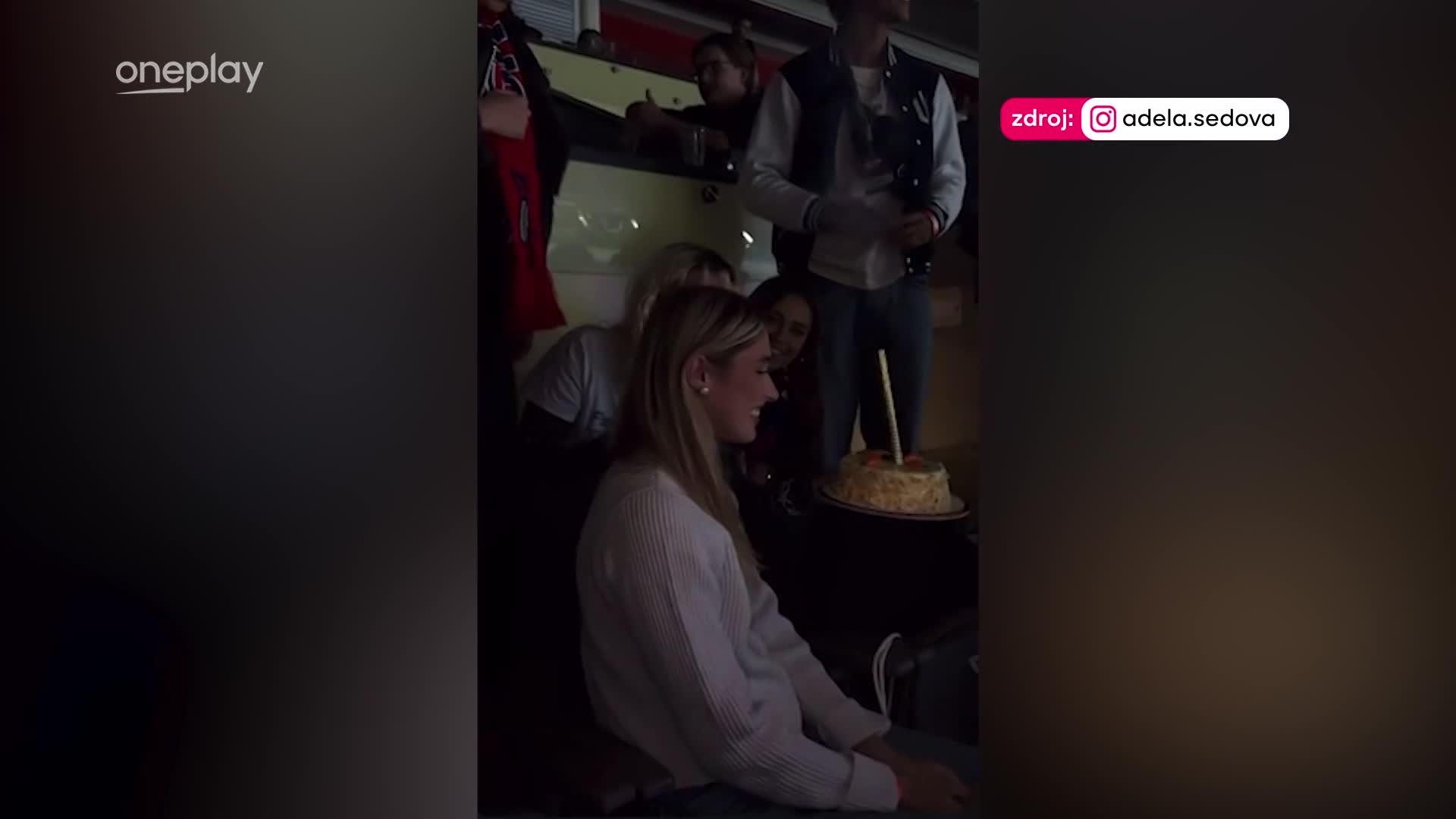 Přepadovka na hokeji: Adéla z Love Islandu dostala dort před zraky fandů