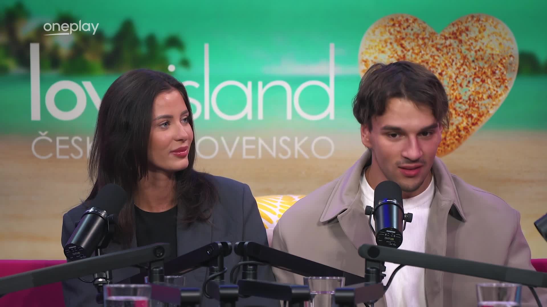 Honzi a Patricie podepsali smlouvu na byt. Budou v něm bydlet se dvěma buldočky