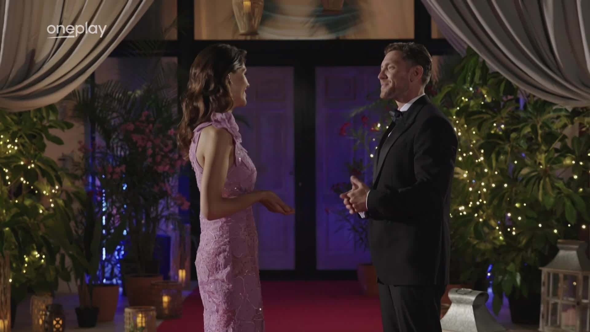 Stella přišla za Bachelorem s prázdnýma rukama. Dárek mu dá později