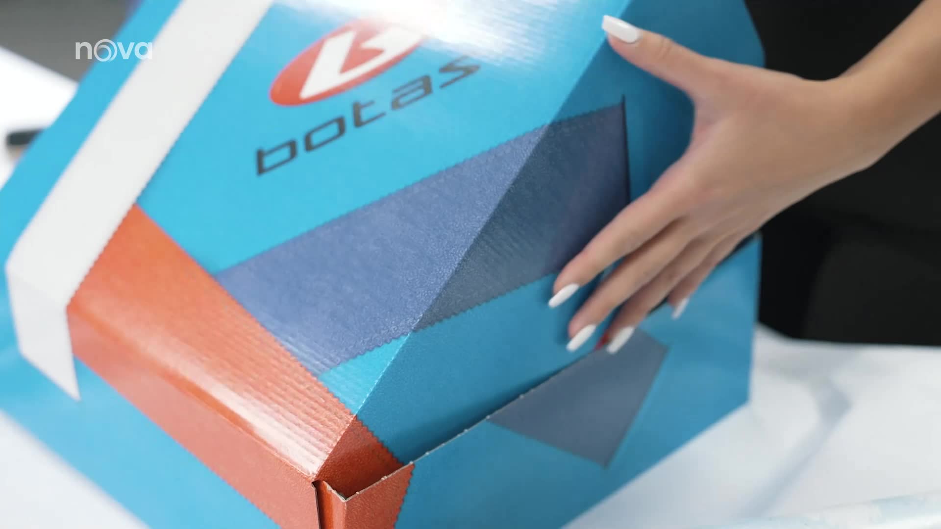 Krabice od bot přináší vánoční dárky pro děti v nouzi. Zapojily se i hvězdy Novy