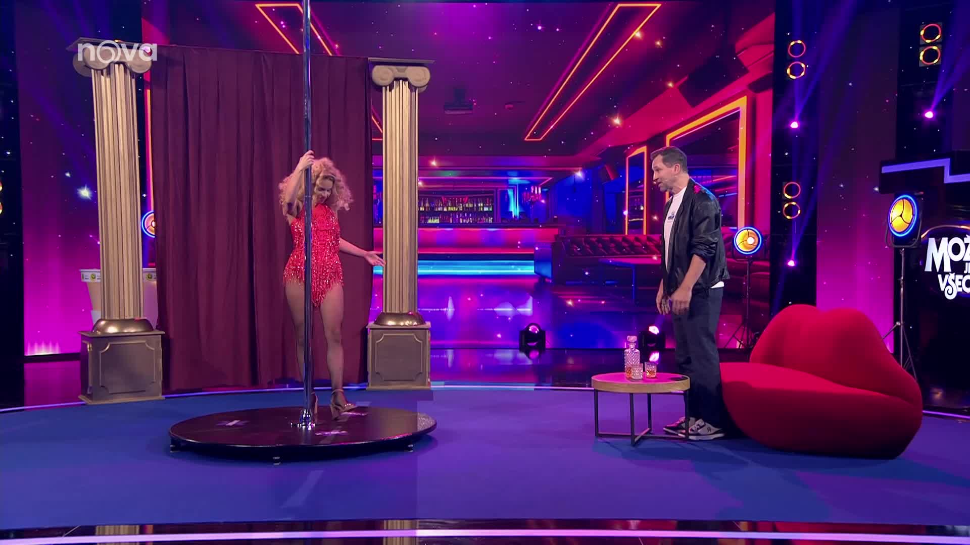 Sexy pohyby Solaříkové: Při striptýzu se ovíjela kolem Sokola