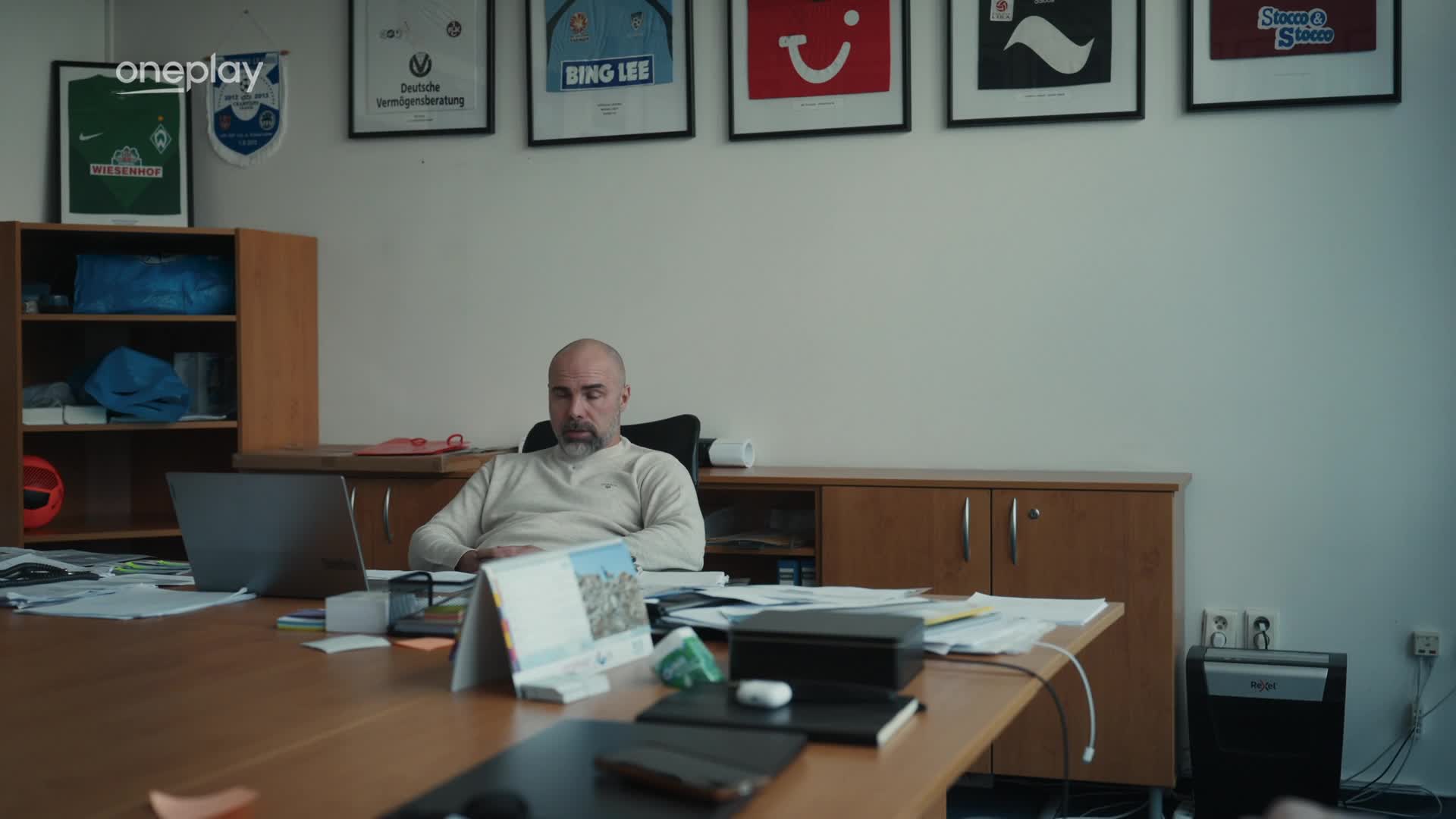 Pod trenérem Kováčem se houpala židle. Nezmar ho podržel