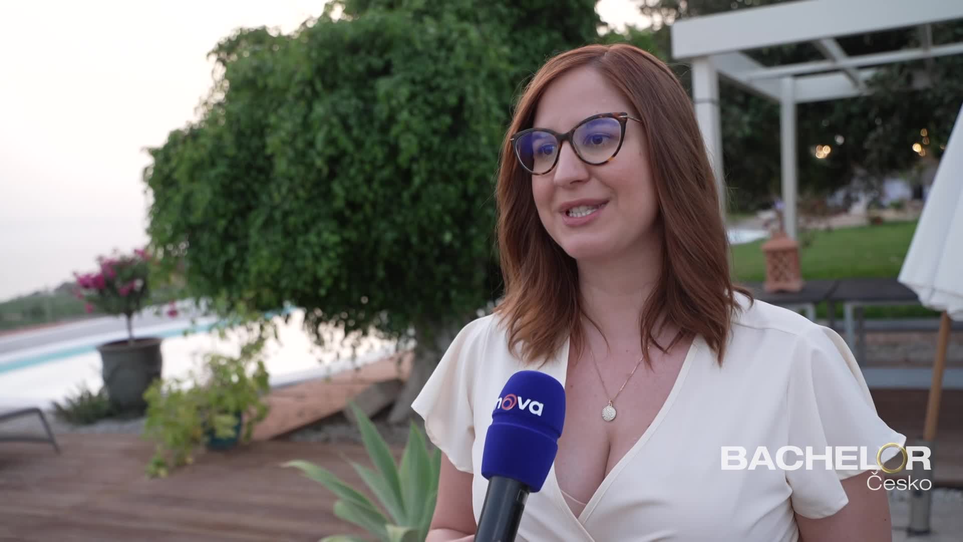 Do vily naběhla koučka intimity. Bachelor Míra se rozdivočel