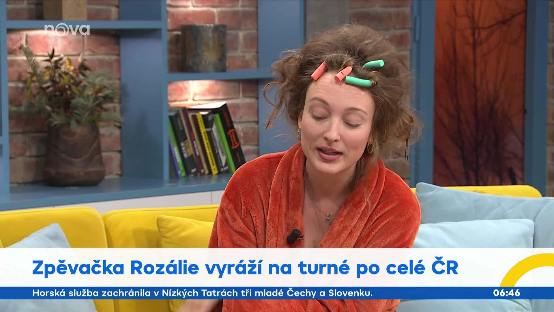 Zpěvačka Rozálie se toho nebojí. Do Snídaně dorazila v negližé