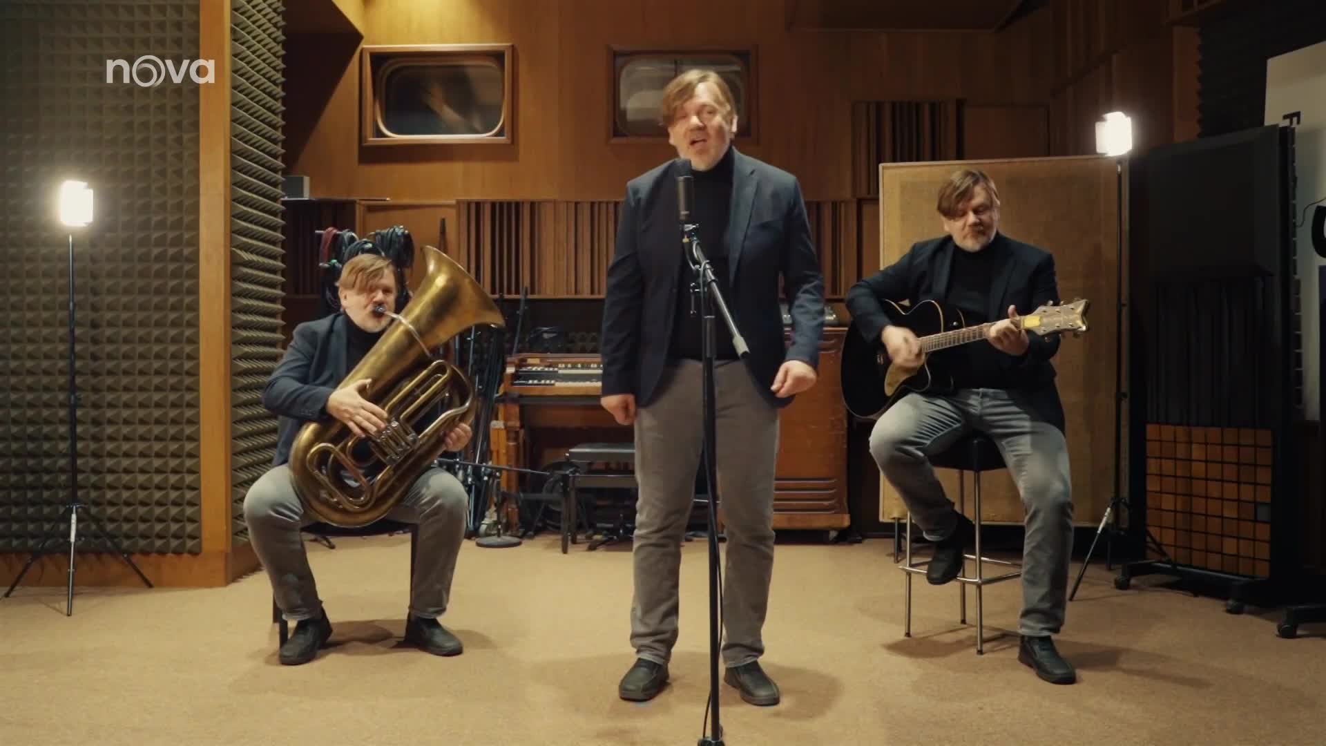 Titulní píseň od Hrůzy: Film Někdo to rád v Plzni má hit